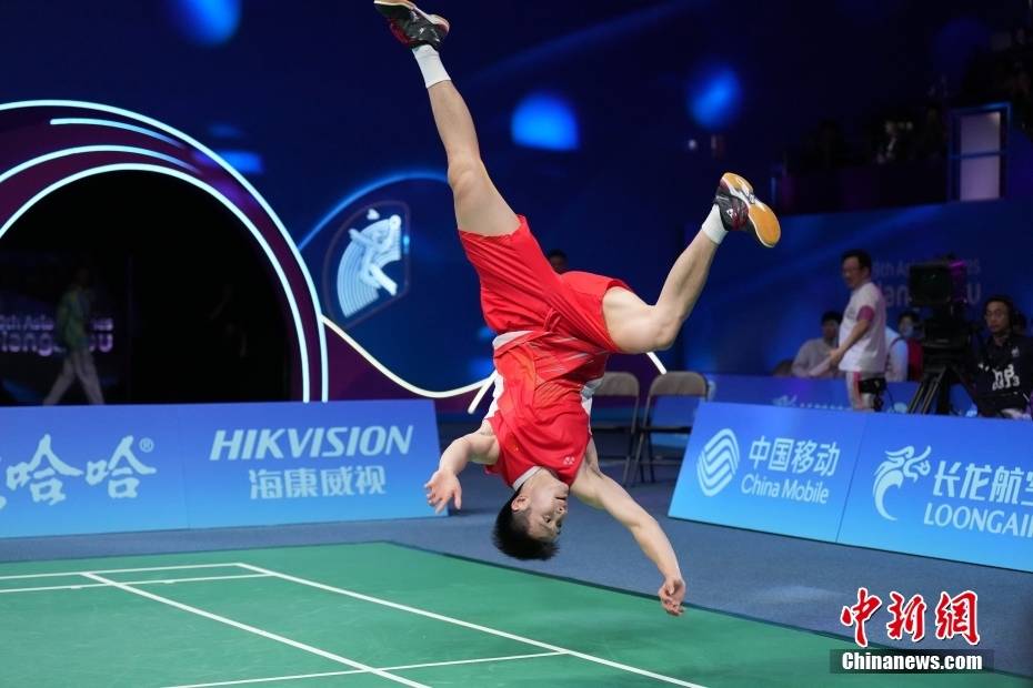 （杭州亚运会）李诗沣获得羽毛球男子单打冠军
