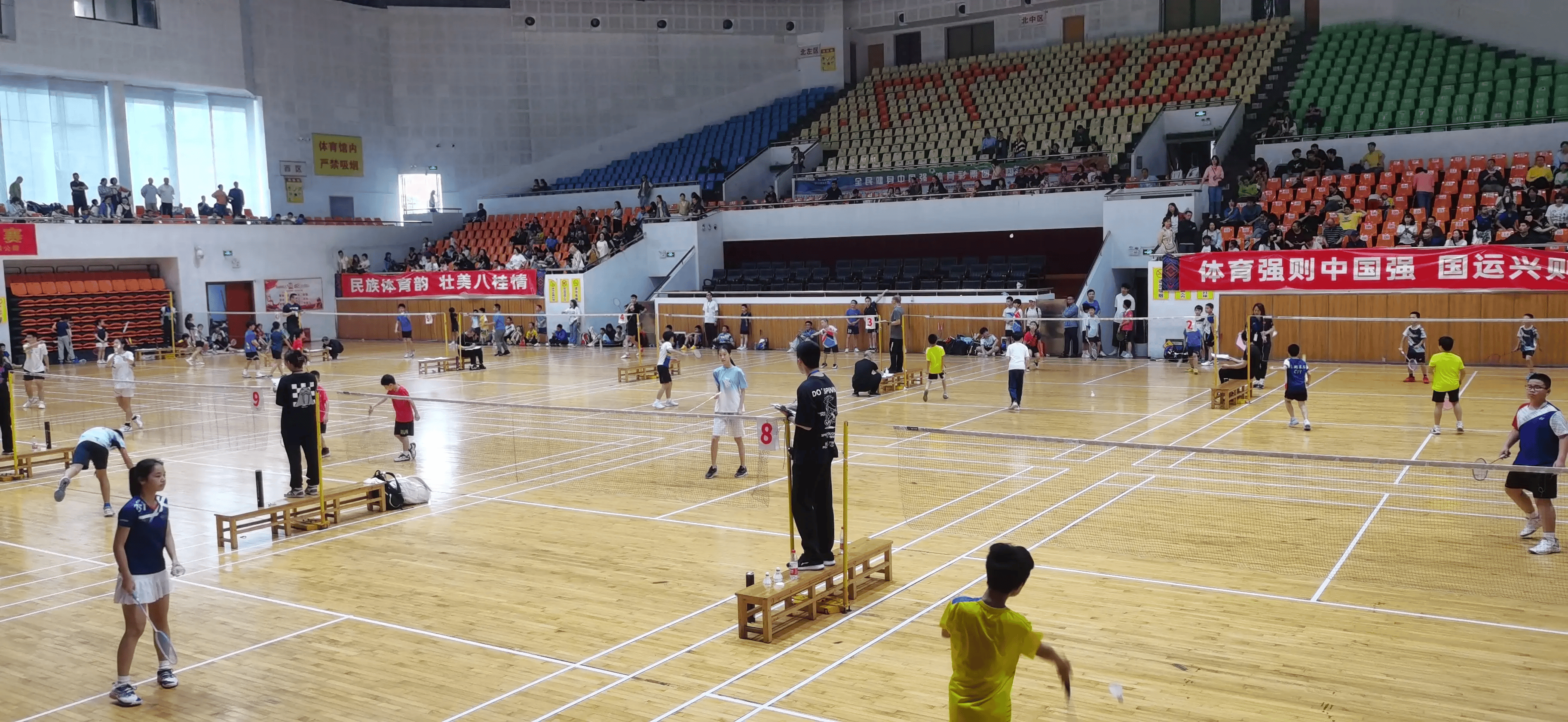 近800名青少年角逐桂林市中小学生羽毛球赛