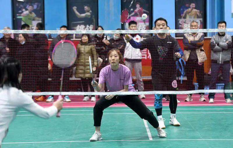 新城区华清学府城社区举行首届“华清杯”全民羽毛球比赛