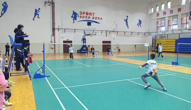 轻羽飞扬！北碚区2023年中小学生羽毛球比赛活力开拍