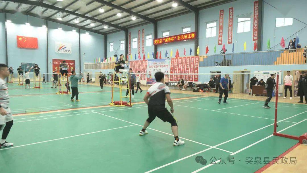 羽爱同行”-突泉县民政局举办首届慈善杯羽毛球比赛