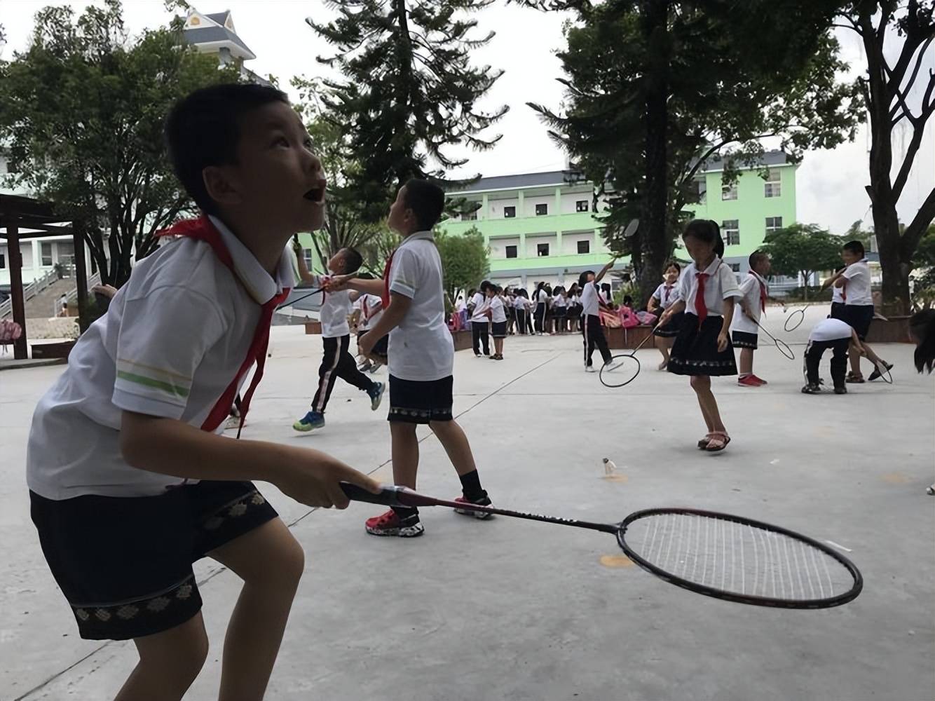 小学时期练习羽毛球：为孩子播下成功的种子