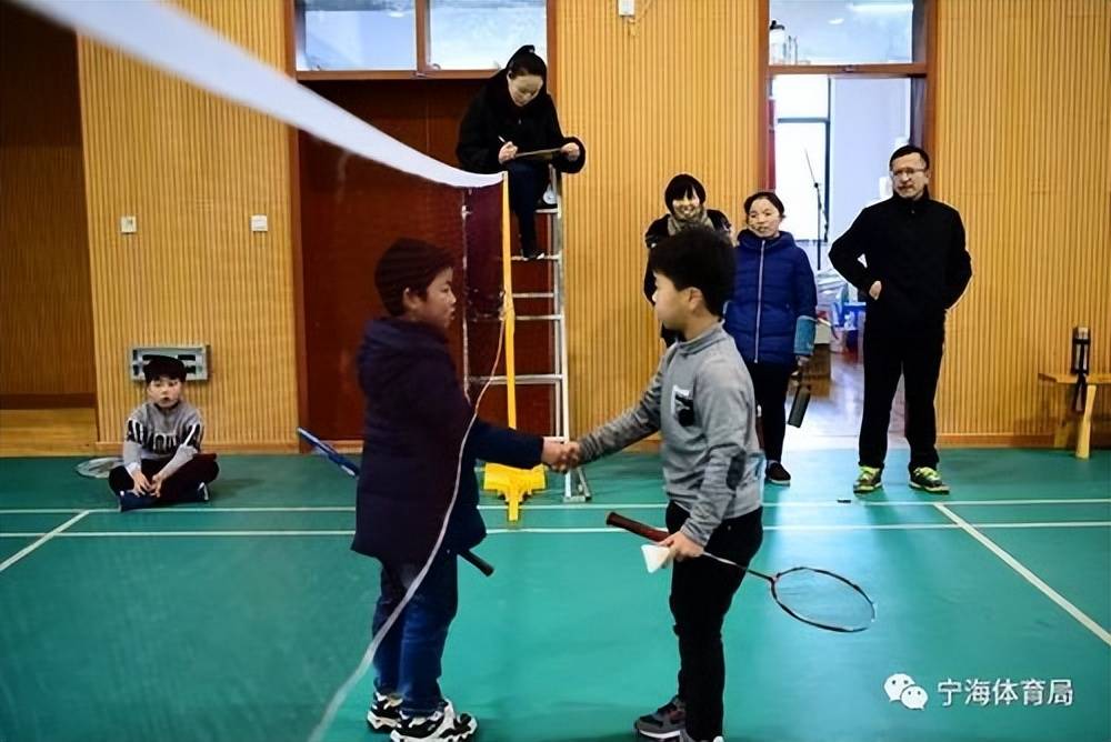 小学时期练习羽毛球：为孩子播下成功的种子
