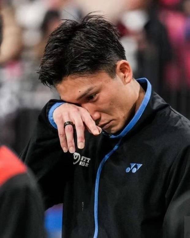 唏嘘！前羽毛球世界第一再次泪洒赛场，昔日球王几近落选巴黎奥运