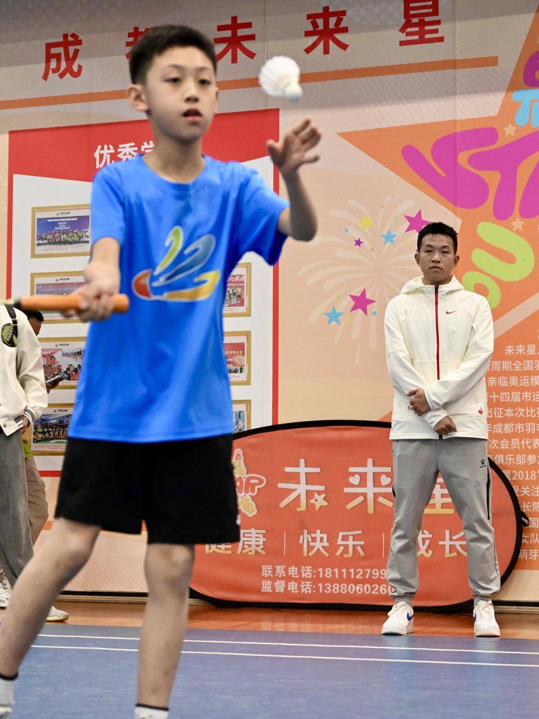 开设双语羽毛球课程，自编羽毛球操 体育老师用“魔法”点燃小学生的羽毛球热情