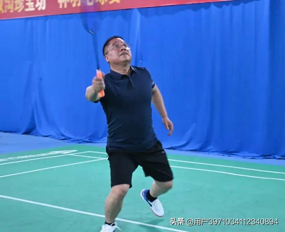 上蔡农商银行举办庆五一职工羽毛球比赛